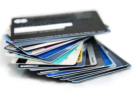 is it smart to have more than one credit card|how many credit cards should you have.